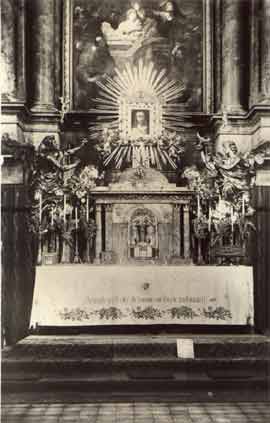 Oltář v kostele Nanebevzetí panny Marie